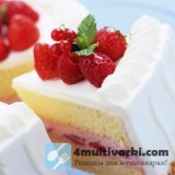 Торт с малиной, творожным муссом и белковым кремом